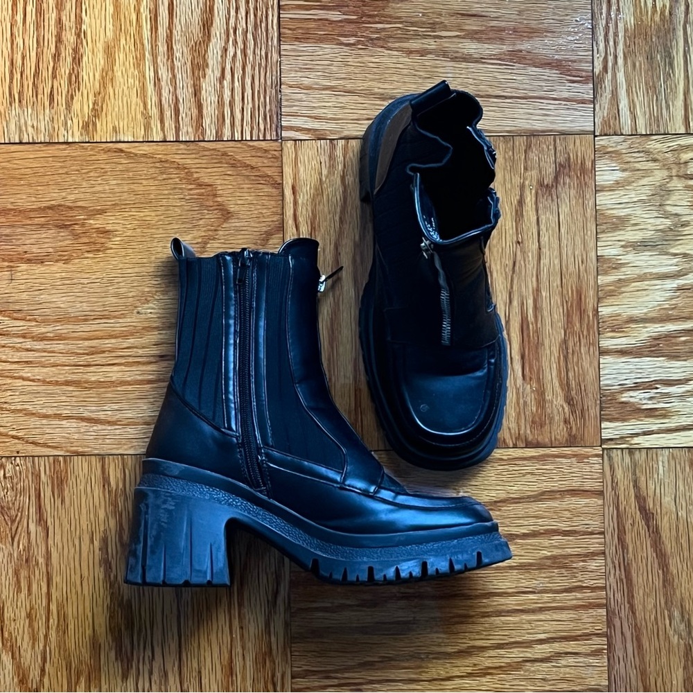 Heeled knit and leather boots